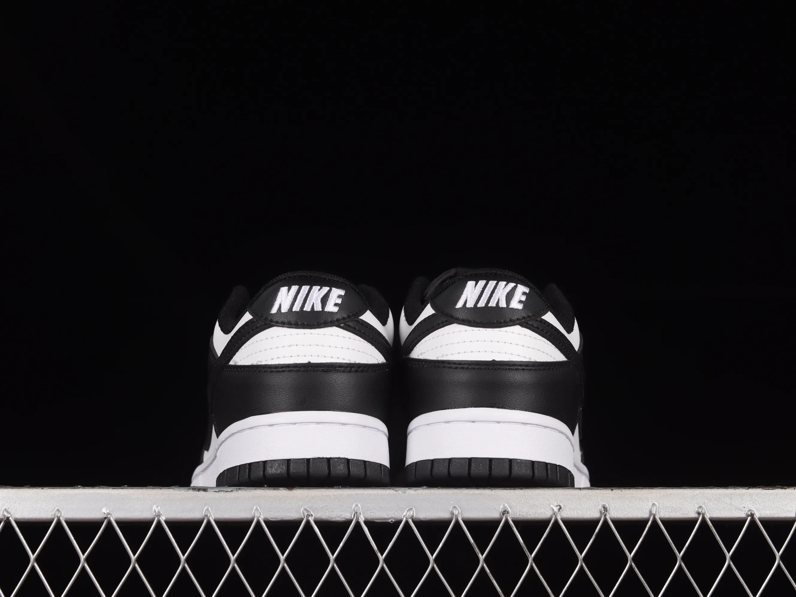 All Categories Nk SB Dunk Series Nk SB Dunk Low Low-top Sneakers B1 Special Price Nk SB Dunk Low Black and White Panda SB Smashed Backboard Fashion Casual Sneakers DD1391-100